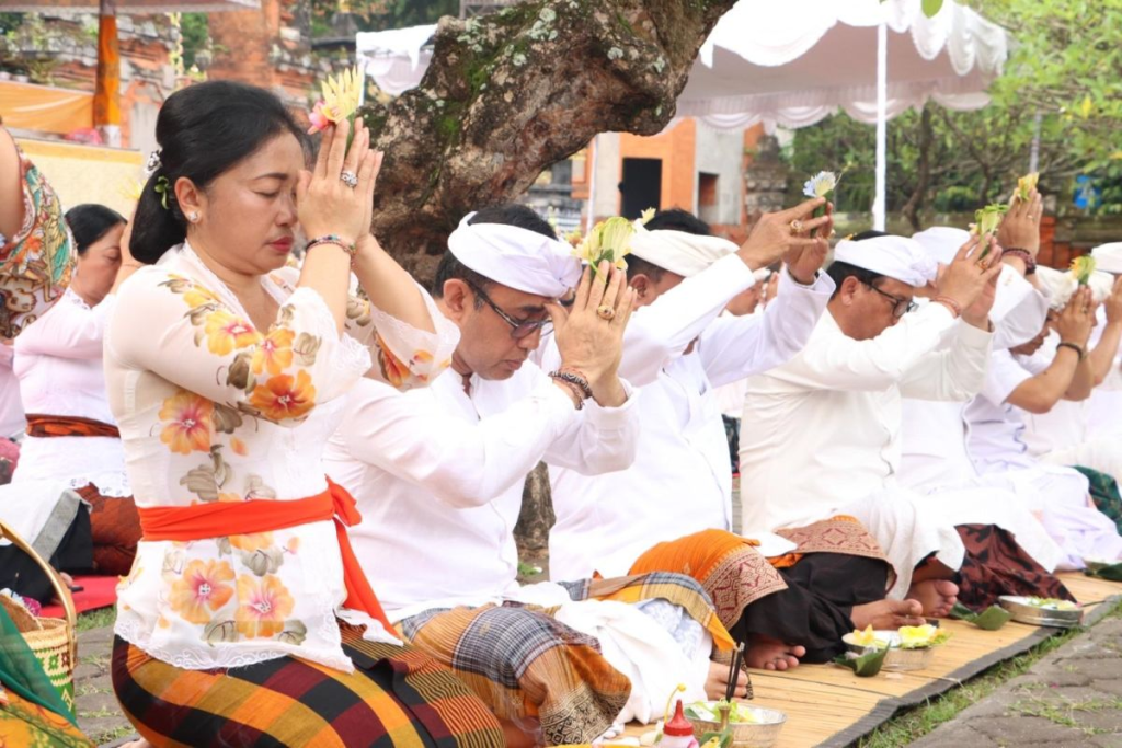 Balinese people praying at a ceremony for Siwa Ratri