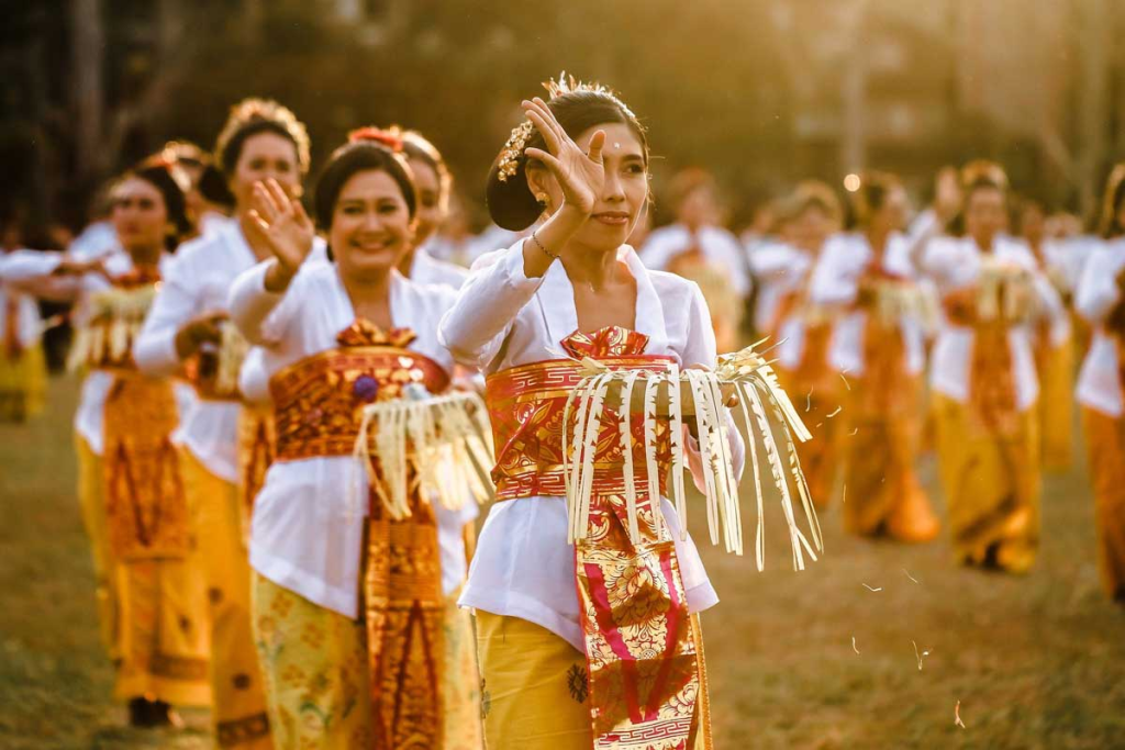 Balinese women in traditional clothing at a holiday ceremony